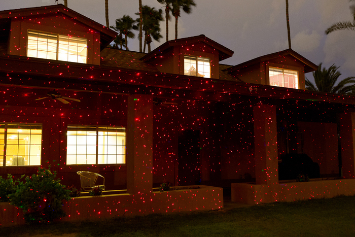 לייזר סולארי המקרין 100,000 נקודות אור אדומות המעצבות את החצר בקסם ייחודי