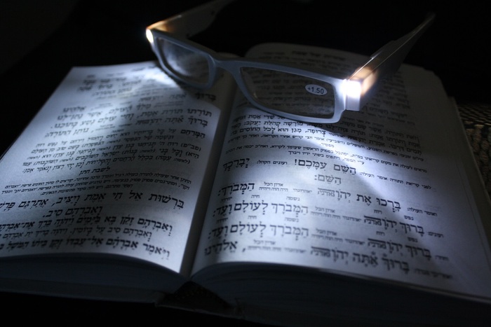 משקפי קריאה עם תאורת LED בצידי המשקפים, מתאים לשימוש מחוץ לבית, נסיעות, קריאה, קמפינג ועוד...